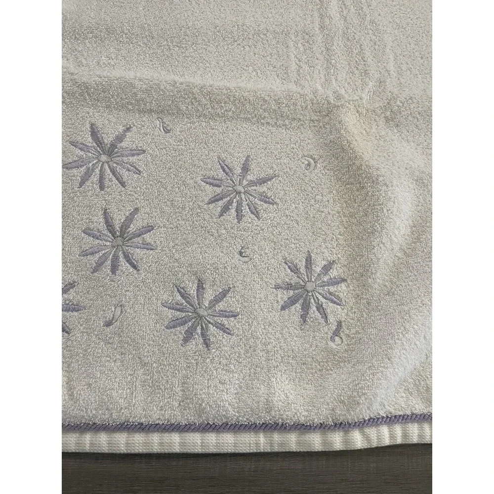 Vtg Penneys Home Collection White w/Embroidered Purple Flowers Hand/ Bath Towels